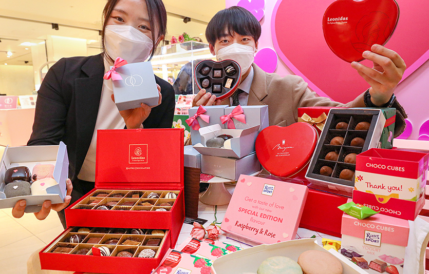 현대백화점 무역센터점 식품관에서 직원들이  디저트 선물상품을 소개하고 있다. 사진=현대백화점