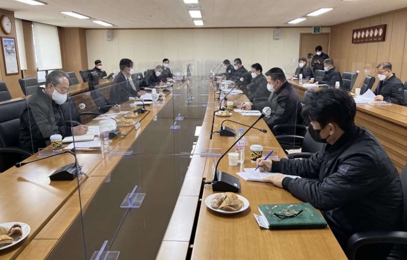 최양환 대표이사를 비롯한 부영그룹 임직원들이 서울 중구 본사에서 열린 중대재해예방 간담회에서 안전관리 방안을 논의하고 있다. 사진=부영그룹