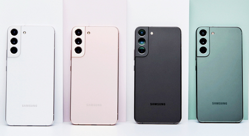 이를 고려해 삼성전자가 10일 온라인을 통해 사상 가장 강력한 성능을 구현한 갤럭시 S22를 공개했다고 이날 밝혔다.갤럭시 S22는 3종으로, 각각 6.1형, 6.6형의 디스플레이를 탑재한 갤럭시 S22와 갤럭시 S22+, 6.8형 디스플레이에 갤럭시 노트와 갤럭시 S를 결합한 갤럭시 S22 울트라로 이뤄졌다. 사진=삼성전자