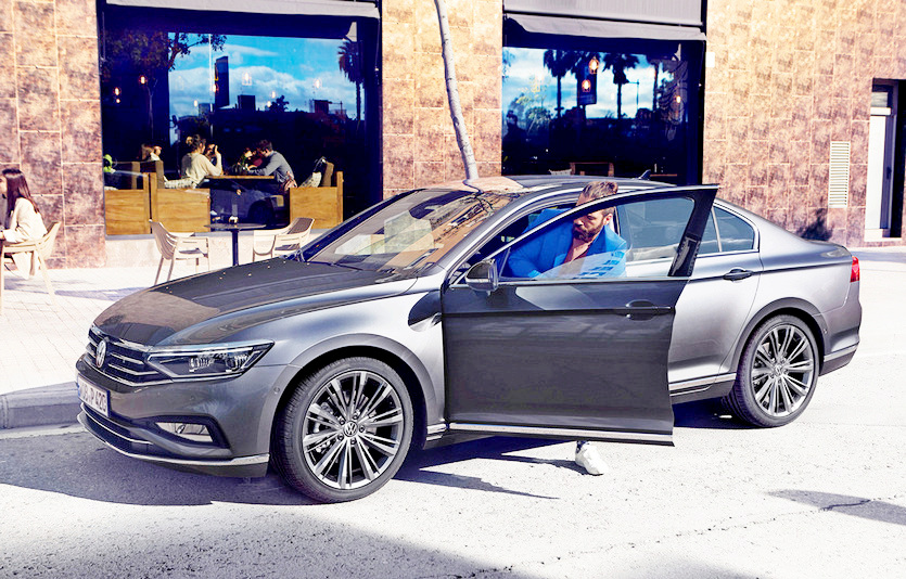폭스바겐지 지난달 신형 아테온와 골프에 이어 이달에 신형 파사트를 투입했다. 사진=폭스바겐