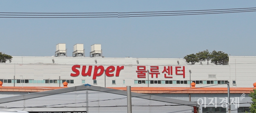 일각에서는 이번 새 규칙이 화재를 근본적으로 막는 해결책이 아닌 미봉책이라고 지적하고 있다. 경부고속국도 경기도 구간이 있는 한 대기업의 물류센터. 사진=이지경제