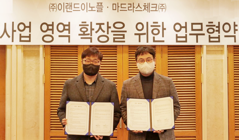 (왼쪽부터)김지원 대표와 이학준 대표가 협약 체결 후 기념 사진을 찍고 있다. 사진=이랜드