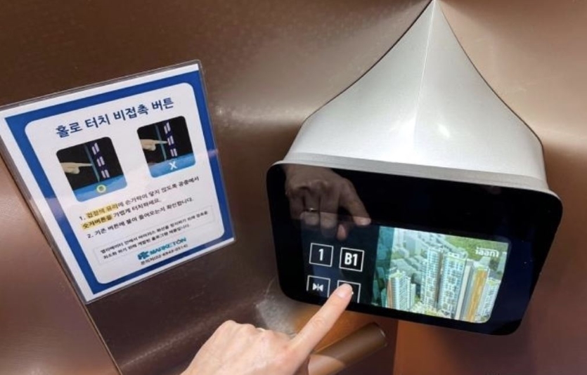 이안더부천 옥외 승강기에 설치된 ‘홀로그램 터치 시스템’. 사진=대우산업개발