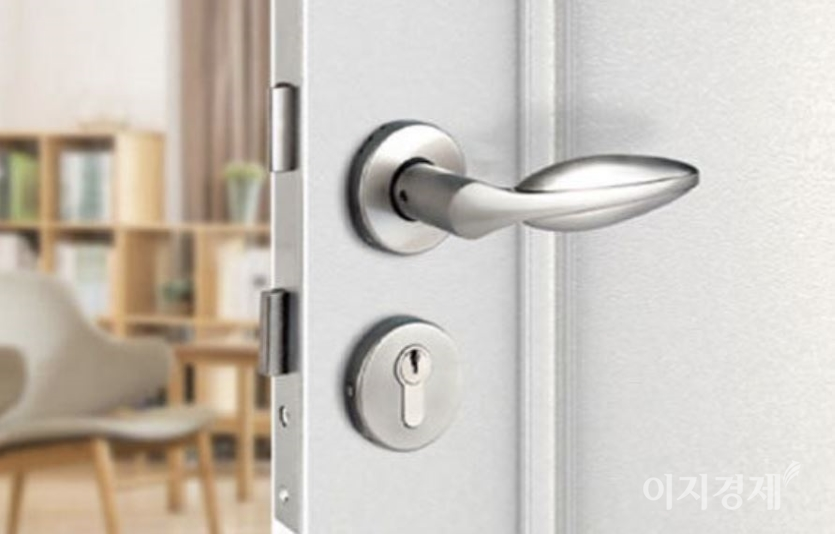 문손잡이를 통한 코로나19 감염을 차단하는 출입문이 국내 최초로 개발됐다. 현대정밀은 1년여 연구개발 끝에 코로나19 세균 박멸 기능을 가진 ‘에이치디피 케어 플러스(HDP CARE+)’를 선보였다.