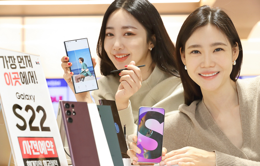 KT가 자사의 전국 대리점과 온라인몰인 KT샵에서 갤럭시S22를 사전 판매한다. 사진=KT