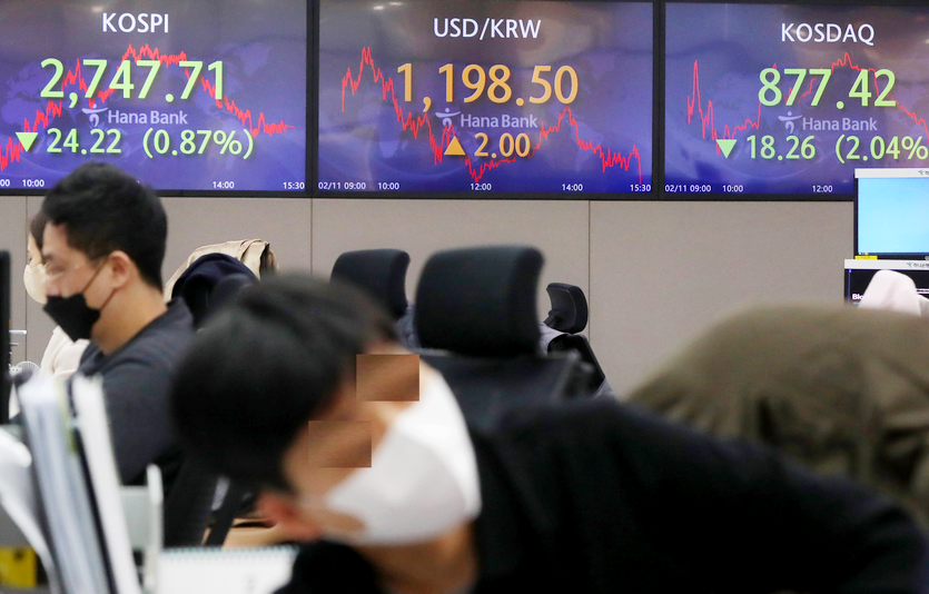코스피와 코스닥지수가 동반하락 마감한 11일 오후 서울 중구 하나은행 딜링룸. 사진=뉴시스