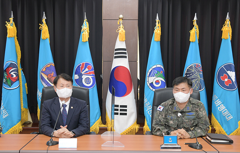 김강립 식품의약품안전처장이 공군 제16전투비행단을 방문해 위문금과 위문품을 전달했다. 사진=식품의약품안전처