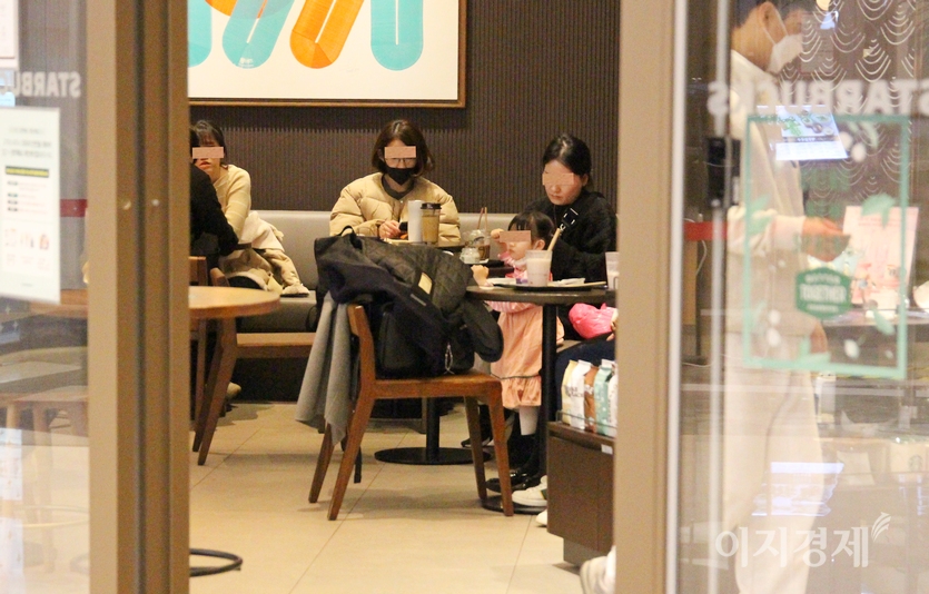 음료룰 다 마신 고객이 마스크를 벗고 대화하고 있다. 사진=정수남 기자