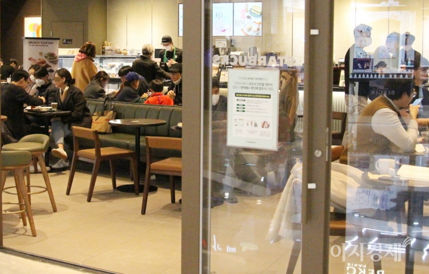 음료룰 다 마신 고객이 마스크를 벗고 대화하고 있다. 사진=정수남 기자