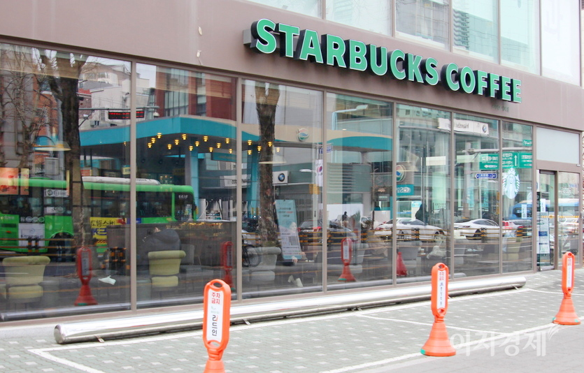 이로 인해 서울 서초구에 있는 한 스타벅스 점포에서 지난주 확진자가 발생해 하루 문을 닫았다. 사진=정수남 기자