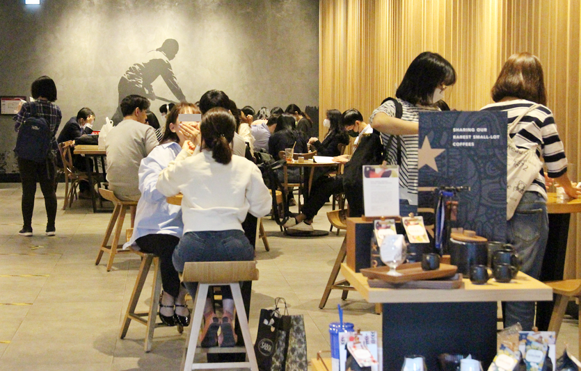 2020년 (위부터)3월 5일과 4월 24일 코엑스에 각각 자리한 스타벅스 모습. 코로나19 1차 확산기지만, 역시 음료를 다 마시고도 고객이 마스크를 벗고 있다. 사진=정수남 기자