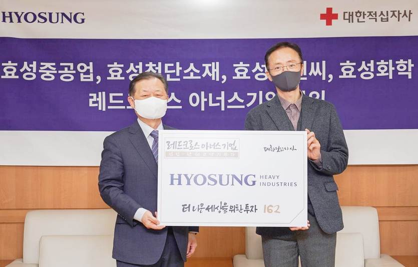 (오른쪽부터)효성 커뮤니케이션실 이정원 전무와 대한적십자사 신희영 회장이 레드크로스 아너스기업 가입 후 기념사진을 찍고 있다. 사진=효성