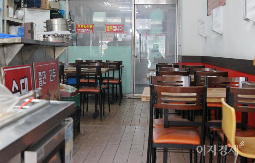 주말 점심 시간대 한 분식점에 손님이 한 명도 없다. 최근 코로나19 대확산세 탓이다. 이 분식점은 근근히 배달로 연명했지만, 배달 주문도 최근 급감했다. 분식점 주인은 “코로나19 최근 대확산으로 매출이 종전 30% 주준으로 급감했다. 페업과 업종 전환을 심각하게 고려하고 있다”고 토로했다. 이 분식점에는 종전 부부와 함께 2명의 직원이 지권이 근무했지만, 현재는 여주인만 일한다. 사진=정윤서 기자