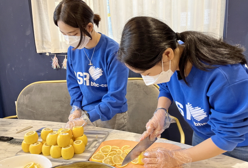 bhc치킨 해바라기 봉사단 6기 1조 단원이 레몬청음 만들고 있다. 사진=bhc치킨
