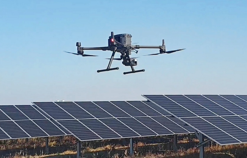 현대엔지니어링이 전북 새만금에 건설하는 육상태양광 발전소의 모듈 관리에 드론을 적용한다. 사진=현대엔지니어링