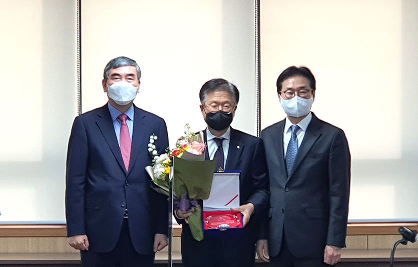 한국제약바이오협회는 산업계 오픈 이노베이션 협력 증진에 기여한 공로로 조욱제 유한양행 사장에 감사패를 전달했다. 사진=한국제약바이오협회