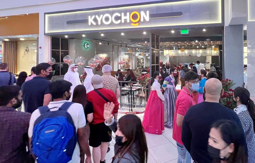 교촌치킨의 두바이 1호점 '데이라시티센터점'이 개점 1달만에 1억5천만원의 매출을 달성하며 큰 인기를 끌고 있다. 사진=교촌치킨