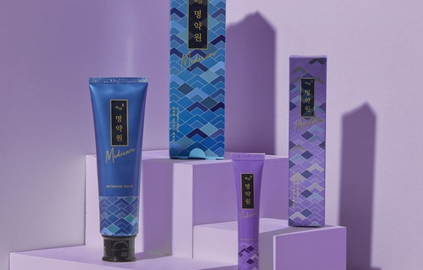 LG생활건강이 출시한 '죽염 명약원 메디케어'는 잇몸에 직접 발라 잇몸질환을 예방하는 치약이다. 사진=LG생활건강