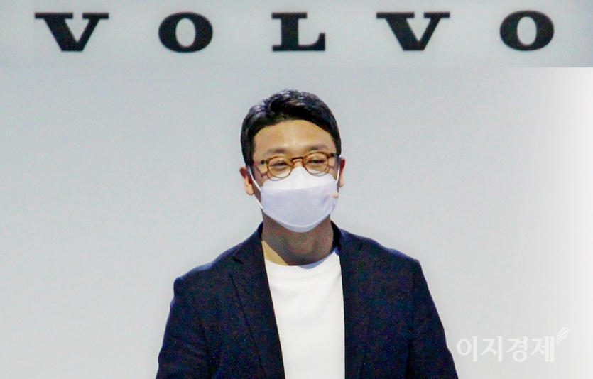 이윤모 볼보코리아 대표가 “2025년 판매 3만대, 이중 절반을 전기자동차로 채우겠다”고 밝혔다. 이는 아우디를 뛰어넘는 수준이다. 사진=정수남 기자