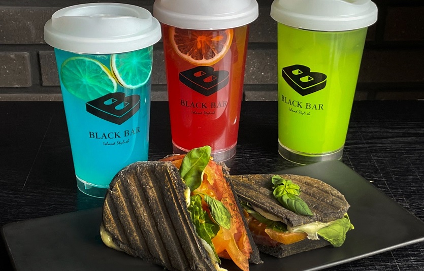 글래드호텔 여의도는 블랙 나잇 패키지 혜택으로 텀블러 칵테일과 블랙 파니니를 제공한다. 사진=글래드여의도