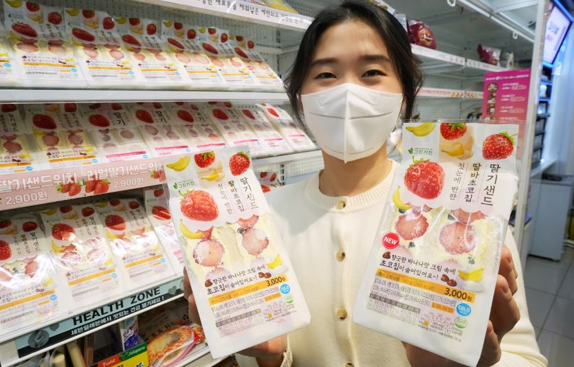 세븐일레븐이 '첫눈에 반한 딸바초코칩 딸기샌드'를 선보이고 음료증정 행사를 진행한다. 사진=세븐일레븐