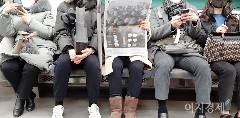요즘 지하철에서 신문을 보면 미개인 취급이다. 스마트폰으로 보고 싶은 기사만 볼 수 있어서다. 사진=정수남 기자