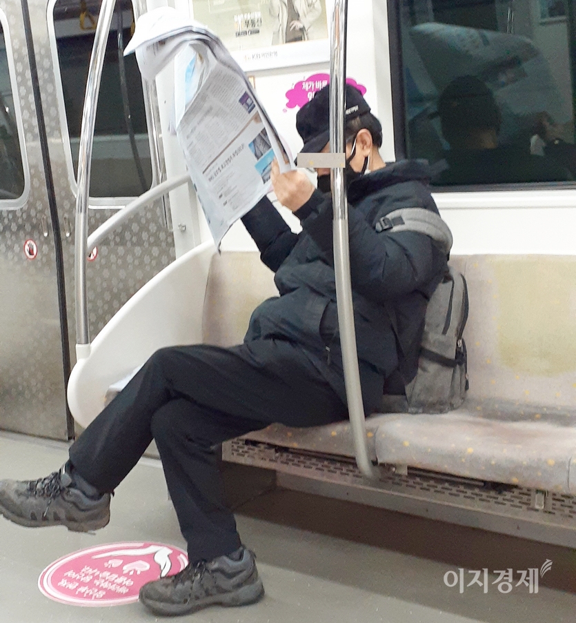 승객이 상대적으로 적은 오전 6시께 서울지하철 9호선 객차 안이다. 한 중년 승객이 대판 신문을 보면서 2개 자리를 차지하고 있다. 사진=정수남 기자