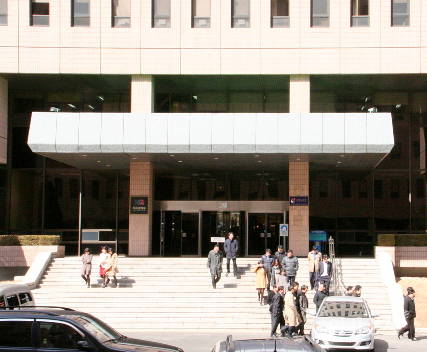 김영란법은 공무원을 대상으로만 해야 한다. 과천정부청사 모습. 사진=이승렬 기자