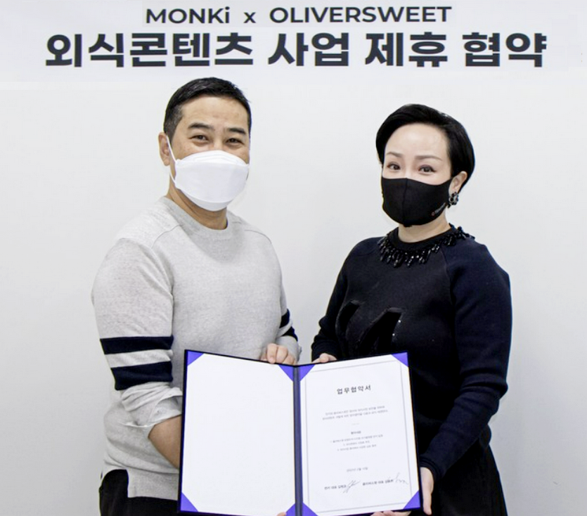 먼키 김혁균 대표(좌측 2번째)와 올리버스윗 김윤희 대표(좌측 3번째) 등 임직원들이 협약 후 기념 촬영하고 있다.