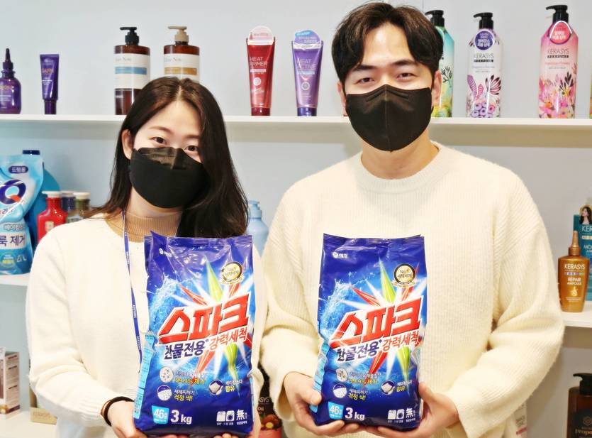 친환경화학기업 SK지오센트릭이 애경산업의 세탁세제 브랜드 스파크 제품에 단일 포장재를 공급한다. 사진=SK지오센트릭