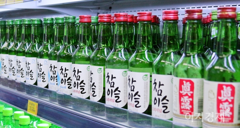 하이트진로는 ‘진로이즈백’과 ‘참이슬’로 내수를 공략한다. 사진=김보람 기자