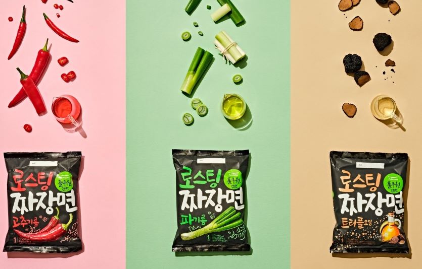 풀무원은 짜장의 진한 맛을 살리는 ‘트리플 로스팅 공법’을 적용한 로스팅짜장면에 트러플오일을 추가했다. 사진=풀무원식품