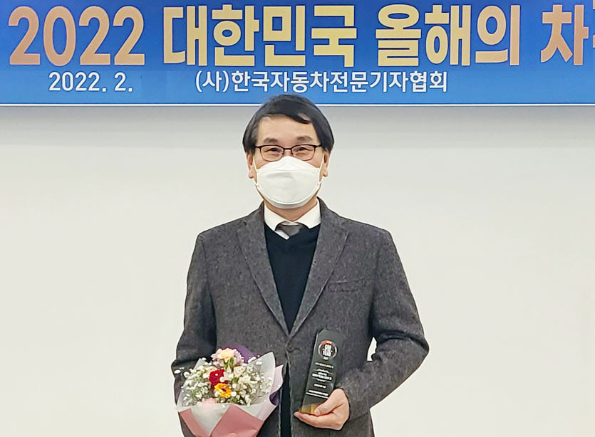 이광섭 쌍용차 전무가 올해의 픽업을 수상하고 기념사진을 찍고 있다. 사진=쌍용차