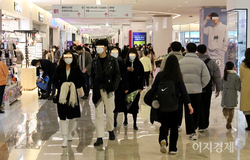 이 시간대면 스타필드 코엑스의 경우 대목이다. 코로나19 대확산에도 아랑곳하지 않고 소비자가 대거 이곳을 찾고 있어서다. 사진=정수남 기자