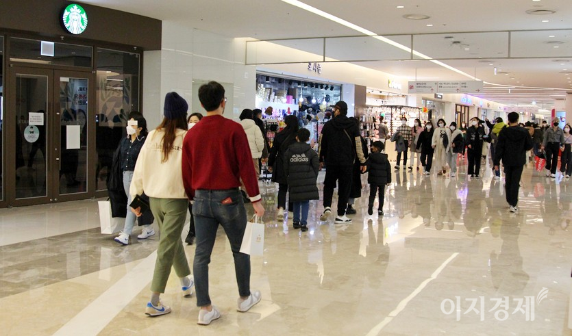 이 시간대면 스타필드 코엑스의 경우 대목이다. 코로나19 대확산에도 아랑곳하지 않고 소비자가 대거 이곳을 찾고 있어서다. 사진=정수남 기자