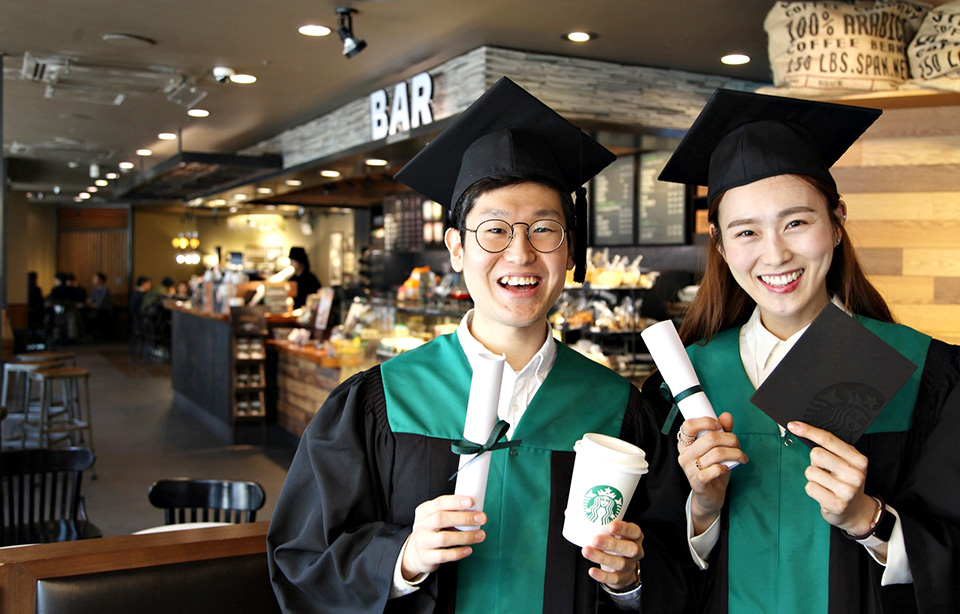 스타벅스는 한양사이버대 학위 수여식에서 61명의 스타벅스 파트너 졸업생을 배출했다. 사진=스타벅스