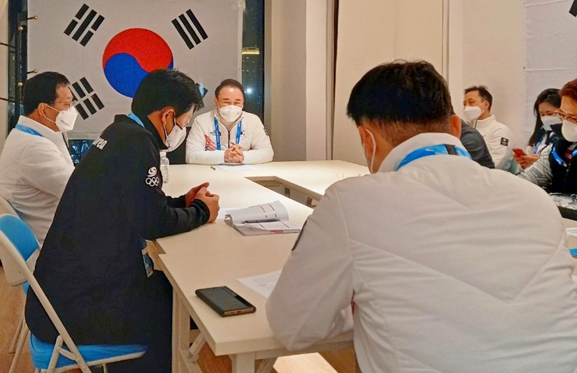 윤홍근 선수단장이 현지 선수촌에 도착해 본부임원단과 선수의 건강을 확인하는 등 회의를 주재했다. 사진=BBQ
