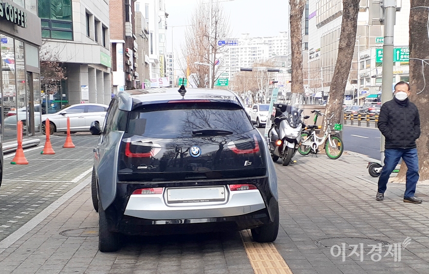 한 중년 남성이 i3을 멀찍이 피해 가고 있다. 사진=이승렬 기자