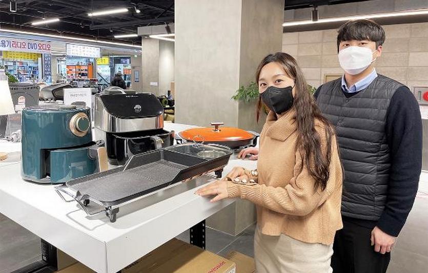 전자랜드 타이푼에 방문한 고객들이 다양한 주방 가전을 살펴보고 있다. 사진=전자랜드