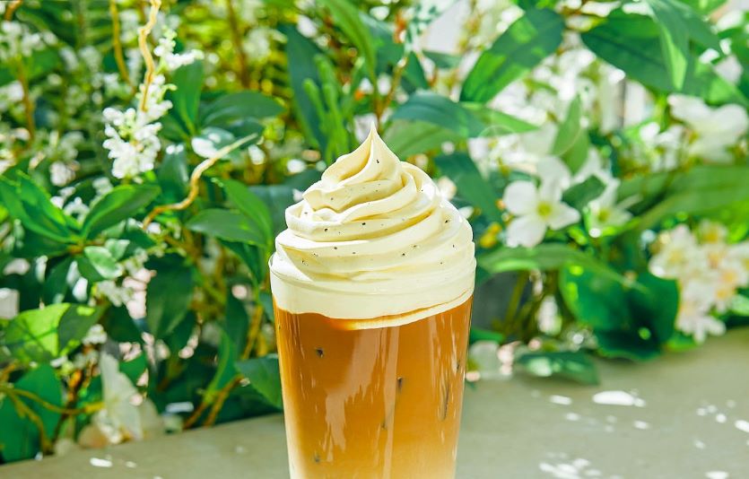 스타벅스가 봄을 대표하는 음료와 디저트를 선보인다. 사진=스타벅스