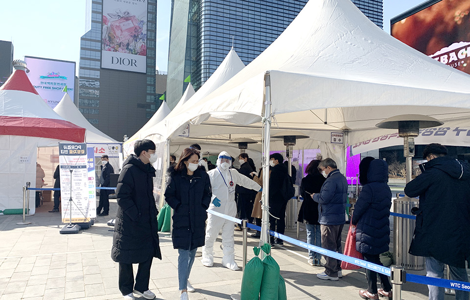 오미크론 변이 확산으로 21일 코로나19 신규 확진자는 10만명에 육박했다. 사진=김성미 기자