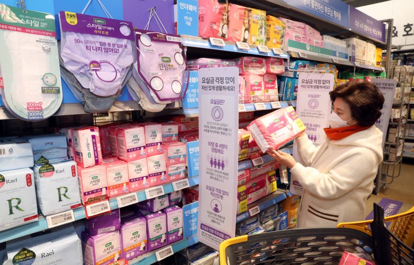 이마트가 매월 마지막주 '시니어위크'를 진행한다. 사진은 이마트 가든파이브점 '시니어 케어 전문 매장'. 사진=이마트