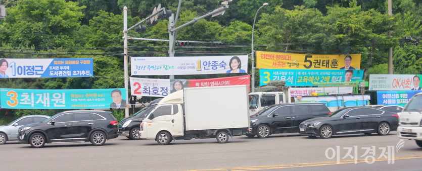 2018년 지방선거에 출마한 후보자가 주요지역에 현수막과 대형 코팅 판촉물을 부착했다. 사진=정수남 기자