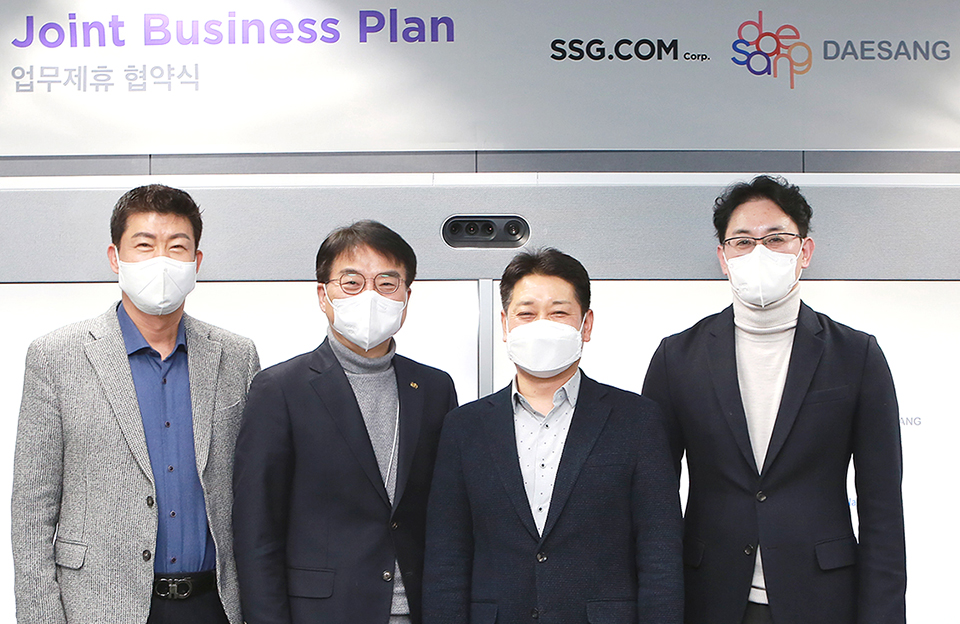 23일 업무제휴협약식에 참여한 대상㈜과 SSG닷컴 관계자들. (왼쪽부터)윤석훈 대상㈜ KAM사업부장, 이강덕 대상㈜ 영업본부장, 황운기 SSG닷컴 상품본부장, 이명근 SSG닷컴 그로서리담당. 사진=대상
