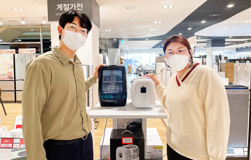 고객들이 전자랜드 파워센터 용산본점에서 가습기 제품을 살펴보고 있다. 사진=전자랜드