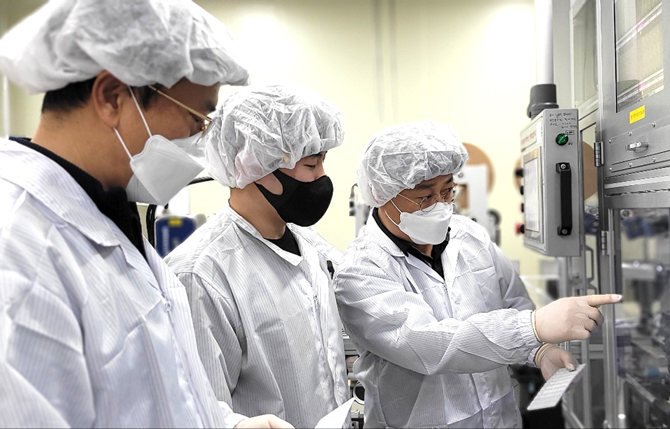 삼성전자는 충남 천안에 있는 자가검사키트 생산 업체 젠바디에 삼성전자 스마트공장 구축 전문가 19명을 급파해 생산성을 높이기 위한 지원 활동을 시작했다. 젠바디 조립라인. 사진=삼성전자