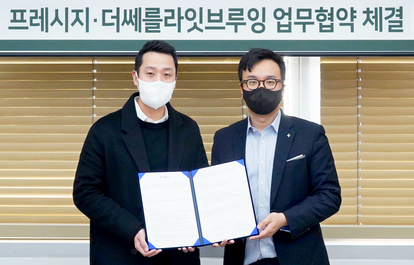 프레시지 (왼쪽부터)정중교 대표와 더쎄를라잇브루잉 전동근 대표이사가 업무협약을 맺고 기념사진을 찍고 있다. 사진=프레시지