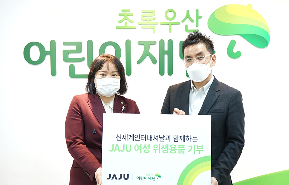 (왼쪽부터) 최운정 초록우산어린이재단 서울2지역본부장, 이한승 신세계인터내셔날 자주 상품담당, 자주 유기농 순면 커버 슬림 생리대. 사진=신세계인터내셔날