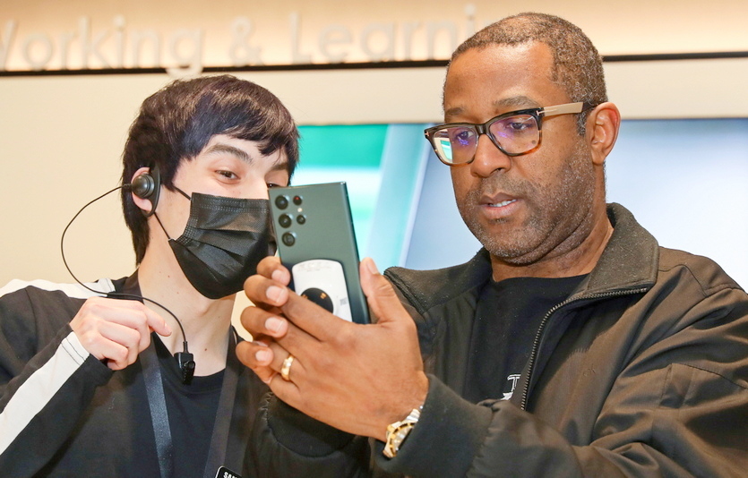 갤럭시 S22가 현재 출시된 나라는 한국 비롯해 미국, 캐나다, 유럽 전역 등 40개국이다. 삼성전자는 갤럭시 22의 출시국을 내달 중순까지 130여국으로 확대할 예정이다. 미국 텍사스 스톤브라이어 몰에 위치한 삼성 익스피리언스 스토어에서 현지 고객이 갤럭시 S22를 체험하고 있다. 신작은 갤럭시 S22, S22+, S22 울트라 등으로 이뤄졌다. 사진=삼성전자