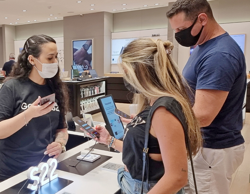 이번 갤럭시 S22는 가장 강력한 성능을 구현했으며, 태블릿 갤럭시 탭S8과 함께 나왔다. 갤럭시 S22는 뛰어난 야간 촬영을 지원하는 나이토그래피, 차별화된 S펜, 대폭 강화된 신경망프로세서(NPU) 성능을 갖춘 4nm 프로세서 등 완성도 높은 모바일 경험으로 세계 고객이 호평하고 있다. 브라질 상파울루 모룸비백화점 삼성 매장에서 현지 고객이 갤럭시 S22를 체험하고 있다. 사진=삼성전자